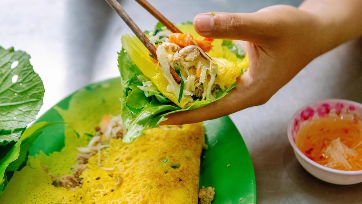 banh-xeo-an-voi-rau-gi-ngon