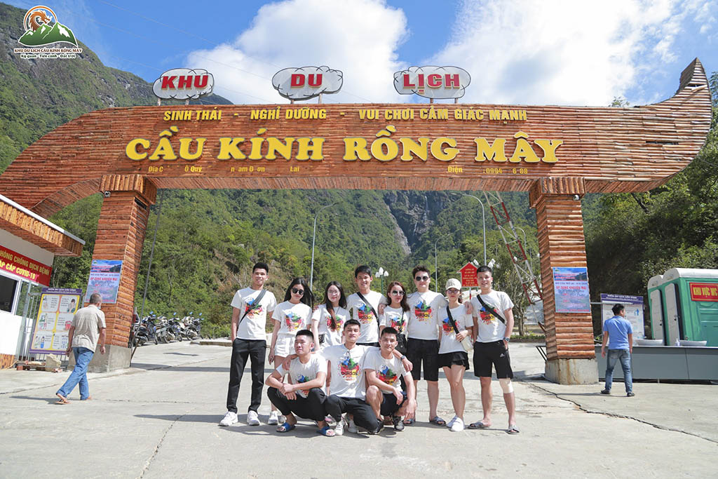 du-khach-toi-tham-cau-kinh-rong-may