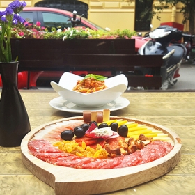 De L'amour Bistro & Cafe