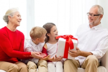 So sánh thẻ quà tặng và quà tặng vật lý lựa chọn nào phù hợp hơn