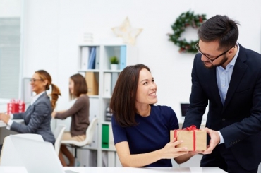 Những Sai Lầm Phổ Biến Khi Tặng Quà Tết Cho Đối Tác Bạn Cần Tránh