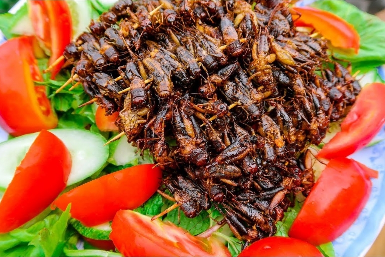 Đổi gió bữa cơm gia đình với món dế cơm chiên nước mắm