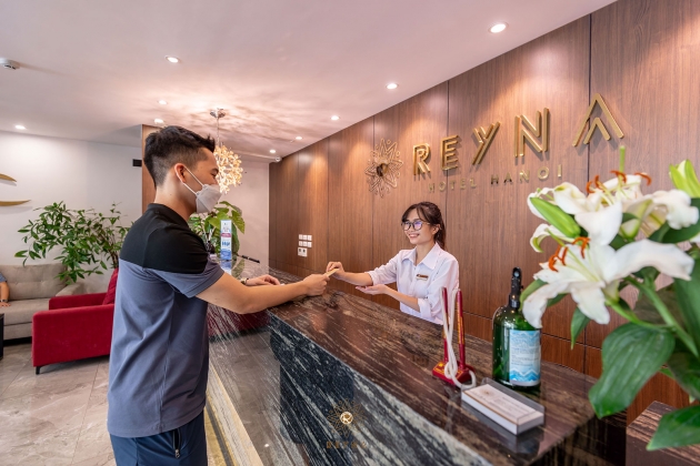 nhan-vien-REYNA LUXURY HOTEL