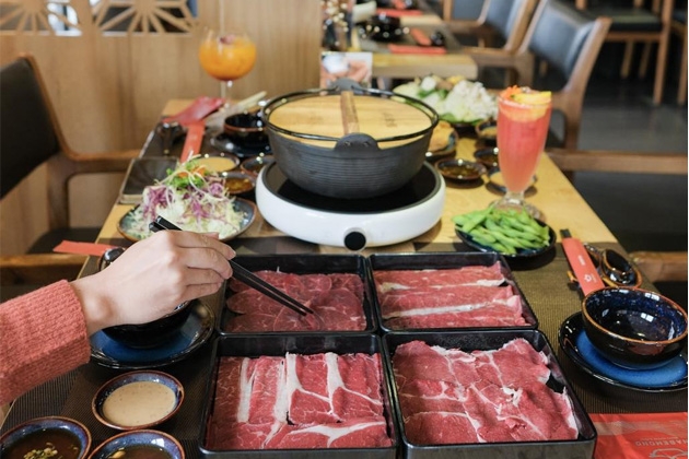 thit-bo-thom-ngon-tai-Nabemono-Wagyu-Hotpot-Buffet