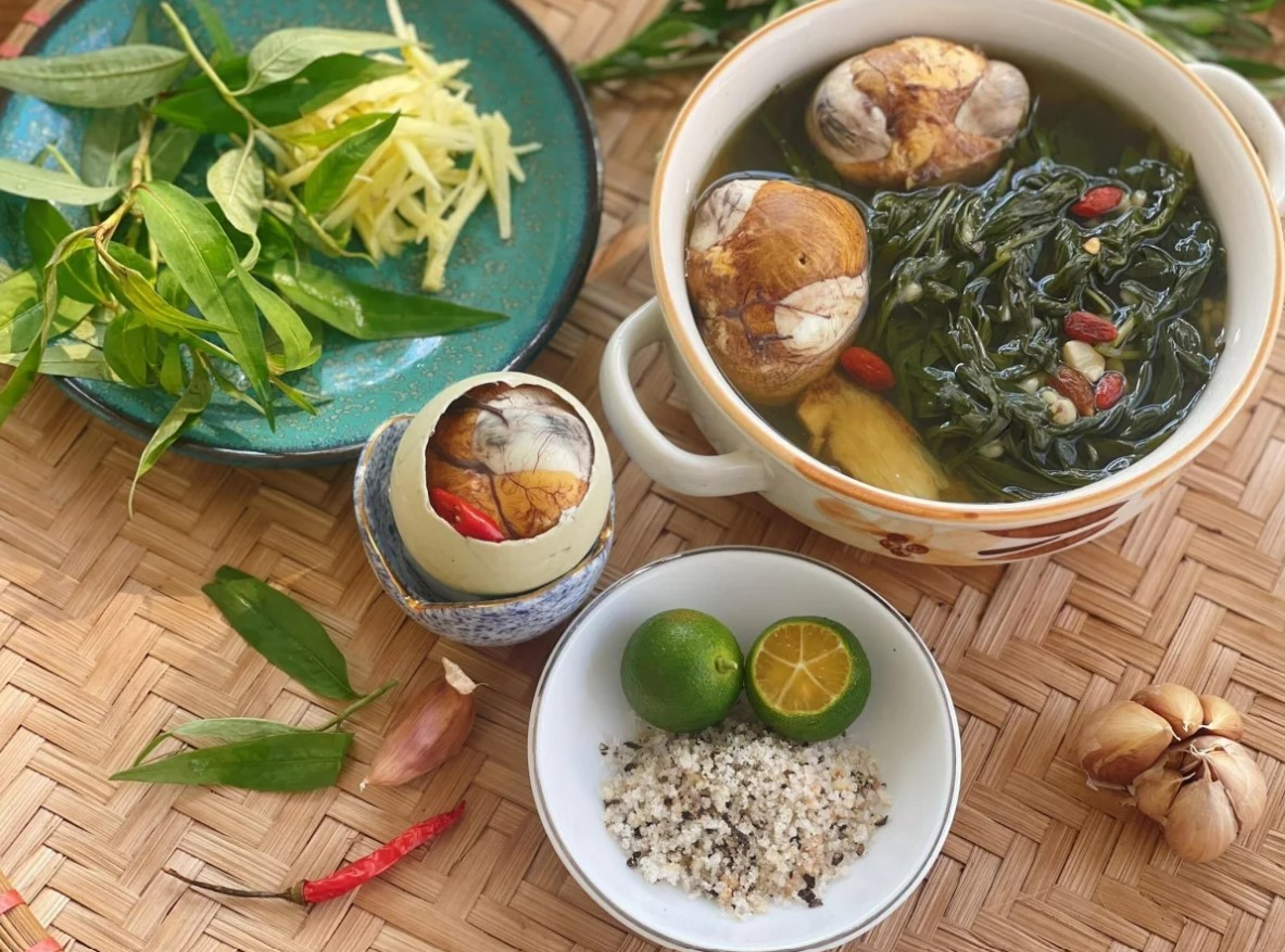 luoc-trung-vit-lon-bao-nhieu-phut