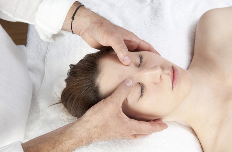 massage-dau-tai-nha