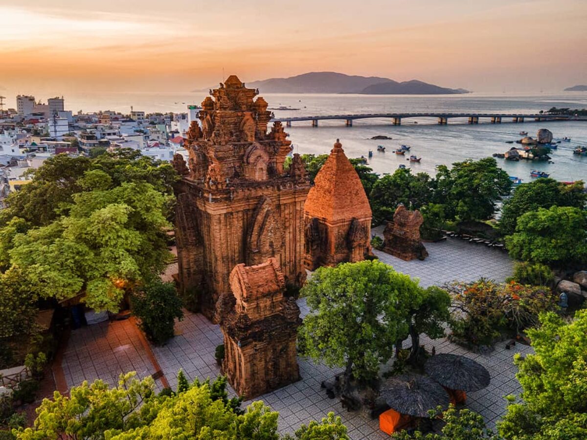 ve-tham-quan-thap-ba-Ponagar-nha-trang